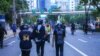 Para jurnalis meliput demonstrasi antipemerintah di jalanan di Bangkok, Thailand, pada 14 November 2021. (Foto: VOA/Tommy Walker)