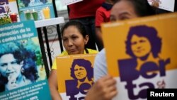 Para demonstran berunjuk rasa di luar gedung pengadilan yang menyidangkan kasus pembunuhan aktivis lingkungan Honduras, Berta Caceres, di Tegucigalpa, Honduras, 29 November 2018.
