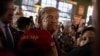 El expresidente estadounidense y candidato presidencial republicano Donald Trump se reúne con sus partidarios en un evento de "compromiso con el caucus" en un bar n Ankeny, Iowa, Estados Unidos, el 2 de diciembre de 2023.