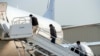 Migrantes guatemaltecos abordan un vuelo de deportación en Harlingen, Texas, el 5 de mayo de 2023 en EEUU.