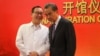 Teodoro Locsin (kiri) yang saat itu menjabat sebagai Menteri Luar Negeri Filipina, berbincang dengan Menteri Luar Negeri China Wang Yi, saat peresmian kantor Konsul Jenderal China di Davao, Pulau Mindanao, 28 Oktober 2018. (Foto: Manman Dejeto/AFP)