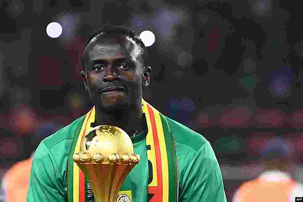Sadio Mané, mosani ya Sénégal amemi nkeni nsima na elonga ya finale ya CAN 2021 liboso lya Egypte na stade Olimbe, Yaoundé, 6 février 2022