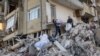Arsin dan ayahnya mengeluarkan barang-barang dari apartemen mereka yang hancur setelah gempa mematikan di Antakya, Provinsi Hatay, Turki, 20 Februari 2023. (Foto: REUTERS/Eloisa Lopezh)