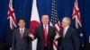 美国总统川普（中）与日本首相安倍晋三和澳大利亚总理特恩布尔在东盟峰会间隙举行三方会谈。（2017年11月13日）