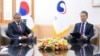 韩国外交部第一次官金烘均（右）在首尔外交部召见俄罗斯驻韩国大使格奥尔基·季诺维也夫（Georgy Zinoview）。（2024 年10月21日）