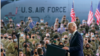 美国总统拜登在英国萨福克郡的米尔登霍尔皇家空军基地向驻扎在那里的美国军人发表讲话。（2021年6月9日）