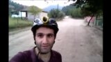 Həbib Əlizadə kəndləri gəzərək uşaqlara kitab paylayır