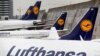 Beberapa pesawat milik maskapai asala Jerman Lufthansa tampak bertengger di Bandara Frankfurt, Jerman, pada 22 Februari 2010. (Foto: Reuters/Johannes Eisele)