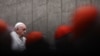 El papa Francisco dirige un servicio de oración por la paz en la Basílica de San Pedro en el Vaticano, el 27 de octubre de 2023.