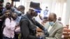 Paul Rusesabagina akabgami minyololo na moyi pilici nsima na kokatelami mibu 25 mya boloko na Kigali, na Rwanda, 20 septembre 2021.