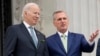 Presiden AS Joe Biden berbincang-bincang dengan Ketua DPR AS Kevin McCarthy usai menghadiri makan siang Hari St. Patrick di Gedung Capitol, Washington, 17 Maret 2023. (Foto: Alex Brandon/AP Photo)