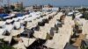 Palestinos que huyeron de sus casas en medio de los ataques israelíes, se refugian en un campamento administrado por las Naciones Unida en el norte de Gaza se trasladen al sur, en Khan Younis, en la Franja de Gaza, octubre 23, 2023.