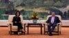 La secretaria de Comercio de EEUU, Gina Raimondo, se reúne en Beijing con el primer ministro chino, Li Quiang, el 29 de agosto de 2023.