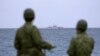 Garda Pantai Jepang sedang melakukan operasi pencarian dan penyelamatan di lokasi jatuhnya helikopter militer di Miyakojima, Prefektur Okinawa, Jepang, 7 April 2023. (Foto: Kyodo via Reuters)