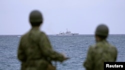 Garda Pantai Jepang sedang melakukan operasi pencarian dan penyelamatan di lokasi jatuhnya helikopter militer di Miyakojima, Prefektur Okinawa, Jepang, 7 April 2023. (Foto: Kyodo via Reuters)