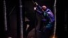 Un acróbata entrena durante un ensayo antes del estreno del espectáculo del Cirque du Soleil inspirado en la estrella del fútbol argentino Lionel Messi 'Messi10', en Buenos Aires, Argentina, el 29 de septiembre de 2023.