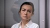 Alsu Kurmasheva, wartawan berkewarganegaraan AS dan Rusia, menghadiri persidangan kasus yang menimpanya di pengadilan Sovetski di Kaza, pada 1 April 2024. (Foto: AFP/Alexander Nemenov)
