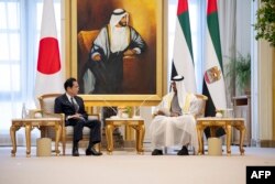 Presiden UEA Sheikh Mohamed bin Zayed al-Nahyan (kanan) bertemu dengan Perdana Menteri Jepang Fumio Kishida di Abu Dhabi pada 17 Juli 2023. (Hamad AL-KAABI / UAE's Ministry of Presidential Affairs / AFP)