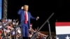 El candidato presidencial republicano y ex presidente estadounidense Donald Trump celebra un mitin de campaña en el estadio Ted Hendricks en Hialeah, Florida, EE.UU., el 8 de noviembre de 2023.