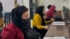 افغان طالبات 26 جنوری، 2025 کو پشاور، پاکستان میں اسکالرشپ کا امتحان دے رہی ہیں ۔