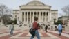 资料照片：2005年3月31日，人们走在美国纽约哥伦比亚大学的校园里。