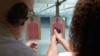 Dalam gambar yang diambil dari video pada 21 Agustus 2021 ini, Valerie Rupert sedang diberi petunjuk tentang cara yang tepat untuk menggunakan senjata api di toko Recoil Firearms di Taylor, Michigan. (Carlos Osorio/AP)