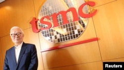 FOTO FILE: Pimpinan Perusahaan Manufaktur Semikonduktor Taiwan (TSMC) Morris Chang saat wawancara dengan Reuters di Hsinchu, Taiwan 5 Oktober 2017. (REUTERS/Eason Lam/File)