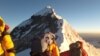 Des alpinistes grimpent le mont Everest, Nepal, le 22 mai 2019