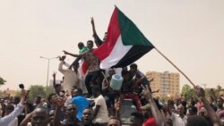 Waandamanaji wakifurahia Bashir kuondolewa mamlakani huko Sudan