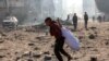Wani yaro dauke da kayayyakin da ya tsinto a yankin Zirin Gaza.