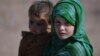 Une jeune Afghane et son frère dans un camp de réfugiés à la périphérie d'Islamabad, le 1er février 2018.