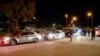 Anggota pasukan keamanan membantu jemaah haji pergi dengan mobil mereka, menyusul serangan di dekat sinagog, di Djerba, Tunisia 9 Mei 2023. (Foto: Reuters)