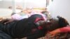 Souleyman Coulibaly, un migrant malien, sauvé après le naufrage du bateau dans la mer Méditerranée au large de la côte tunisienne entre la Libye et l'Italie, le 4 juillet 2019 .