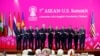 美国国家安全顾问奥布莱恩与东盟各国外长和泰国总理巴育在曼谷参加第七届东盟-美国峰会。(2019年11月4日)