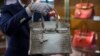 Seorang staf memegang tas 'Hermes diamond and Himalayan Nilo Crocodile Birkin' di kantor Heritage Auctions di Beverly Hills, California, 22 September 2014.