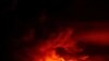 El fuego arde en Gaza, en medio del conflicto en curso entre Israel y el grupo islamista palestino Hamás, visto desde el sur de Israel, el 15 de diciembre de 2023.