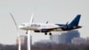 Pesawat JetBlue terbang melewati Air Force Memorial sebelum bersiap mendarat di Bandara Reagan Washington National di Arlington, Virginia, pada 19 Januari 2022. (Foto: AP/J. Scott Applewhite)