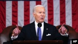 Shugaba Biden yayin da yake jawabin halin da kasa ke ciki a gaban gamayyar majalisun dokokin Amurka.