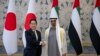 Presiden UEA Sheikh Mohamed bin Zayed al-Nahyan (kanan) menyambut Perdana Menteri Jepang Fumio Kishida di Abu Dhabi pada 17 Juli 2023. (Kementerian Urusan Kepresidenan UEA via AFP)
