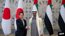 Presiden UEA Sheikh Mohamed bin Zayed al-Nahyan (kanan) menyambut Perdana Menteri Jepang Fumio Kishida di Abu Dhabi pada 17 Juli 2023. (Kementerian Urusan Kepresidenan UEA via AFP)