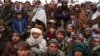 Ratusan pria Afghanistan berkumpul untuk mendaftarkan diri untuk menerima bantuan kemanusiaan di Qala-e-Naw, Afghanistan, pada 14 Desember 2021. (Foto: AP/Mstyslav Chernov, File)
