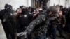 Сотрудники правоохранительных органов противостоят протестующим, штурмовавшим Капитолий 6 января 2021 г.