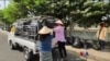 ဆန္ဒပြပွဲအကြား စေတနာ့ဝန်ထမ်း အမှိုက်သိမ်းသူများ