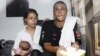Warga AS Heather Mack (kiri), Tommy Schaefer dan bayi mereka, dalam bus penjara setelah mendapatkan vonis kasus pembunuhan dari Pengadilan Denpasar (21/4). (Reuters/Darren Whiteside)