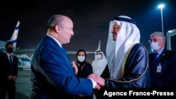 متحدہ عرب امارات وزیر خارجہ شیخ عبداللہ بن زاید النہیان اسرائیل کے وزیر اعظم نفتالی بینیٹ کا خیرمقدم کر رہے ہیں۔ 12 دسمبر 2021