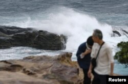 Gelombang tinggi akibat Topan Lan menerjang pantai Senjojiki, Kota Shirahama, prefektur Wakayama, Jepang, 14 Agustus 2023. (Foto: Kyodo via REUTERS)