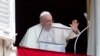 El papa Francisco saluda a los fieles en la Plaza de San Pedro durante el rezo del Ángelus el 30 de julio de 2023.