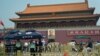 Petugas polisi menjaga Gerbang Tiananmen di Beijing, Selasa, 4 Juni 2024. (Foto: AP)