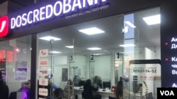 Клієнти відвідують відділення киргизького банку DosCredo Bank в Бішкеку, 19 листопада 2024 р. (Фото: Голос Америки)