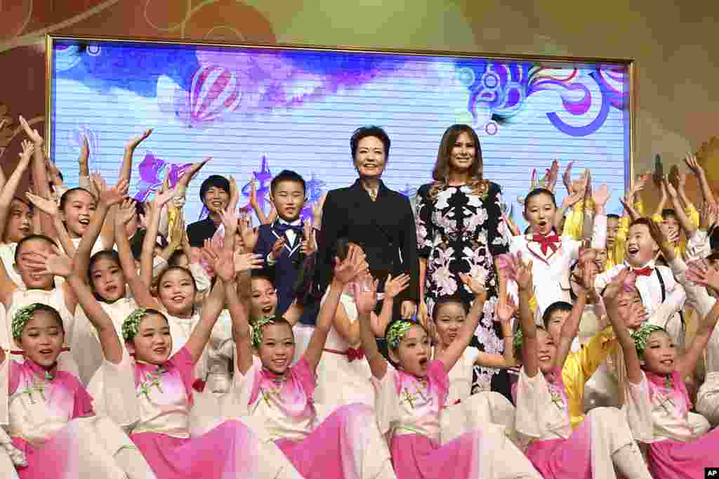 北京板厂小学的学生同来访的美国第一夫人梅拉尼娅&middot;川普和中国国家主席习近平夫人彭丽媛合影（2017年11月9日）。